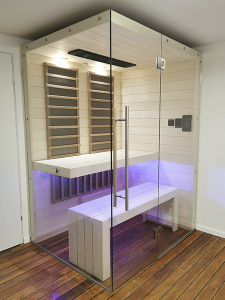 SAUNA KING infraszauna fenyőből Harvia karbonsugárzókkal, 3 oldalon panoráma üveggel