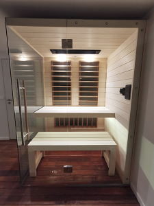 SAUNA KING infraszauna fenyőből Harvia karbonsugárzókkal, 3 oldalon panoráma üveggel