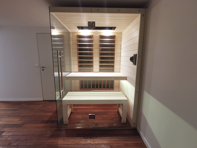SAUNA KING infraszauna fenyőből Harvia karbonsugárzókkal, 3 oldalon panoráma üveggel