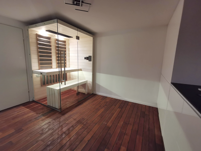 SAUNA KING infraszauna fenyőből Harvia karbonsugárzókkal, 3 oldalon panoráma üveggel