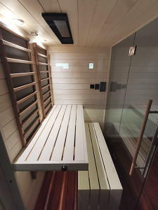 SAUNA KING infraszauna fenyőből Harvia karbonsugárzókkal, 3 oldalon panoráma üveggel