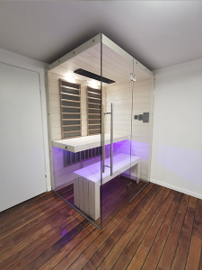 SAUNA KING infraszauna fenyőből Harvia karbonsugárzókkal, 3 oldalon panoráma üveggel