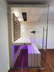 SAUNA KING infraszauna fenyőből Harvia karbonsugárzókkal, 3 oldalon panoráma üveggel