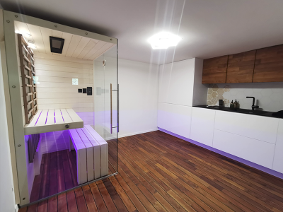 SAUNA KING infraszauna fenyőből Harvia karbonsugárzókkal, 3 oldalon panoráma üveggel