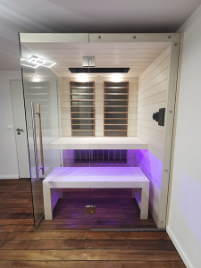 SAUNA KING infraszauna fenyőből Harvia karbonsugárzókkal, 3 oldalon panoráma üveggel