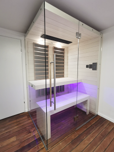 SAUNA KING infraszauna fenyőből Harvia karbonsugárzókkal, 3 oldalon panoráma üveggel